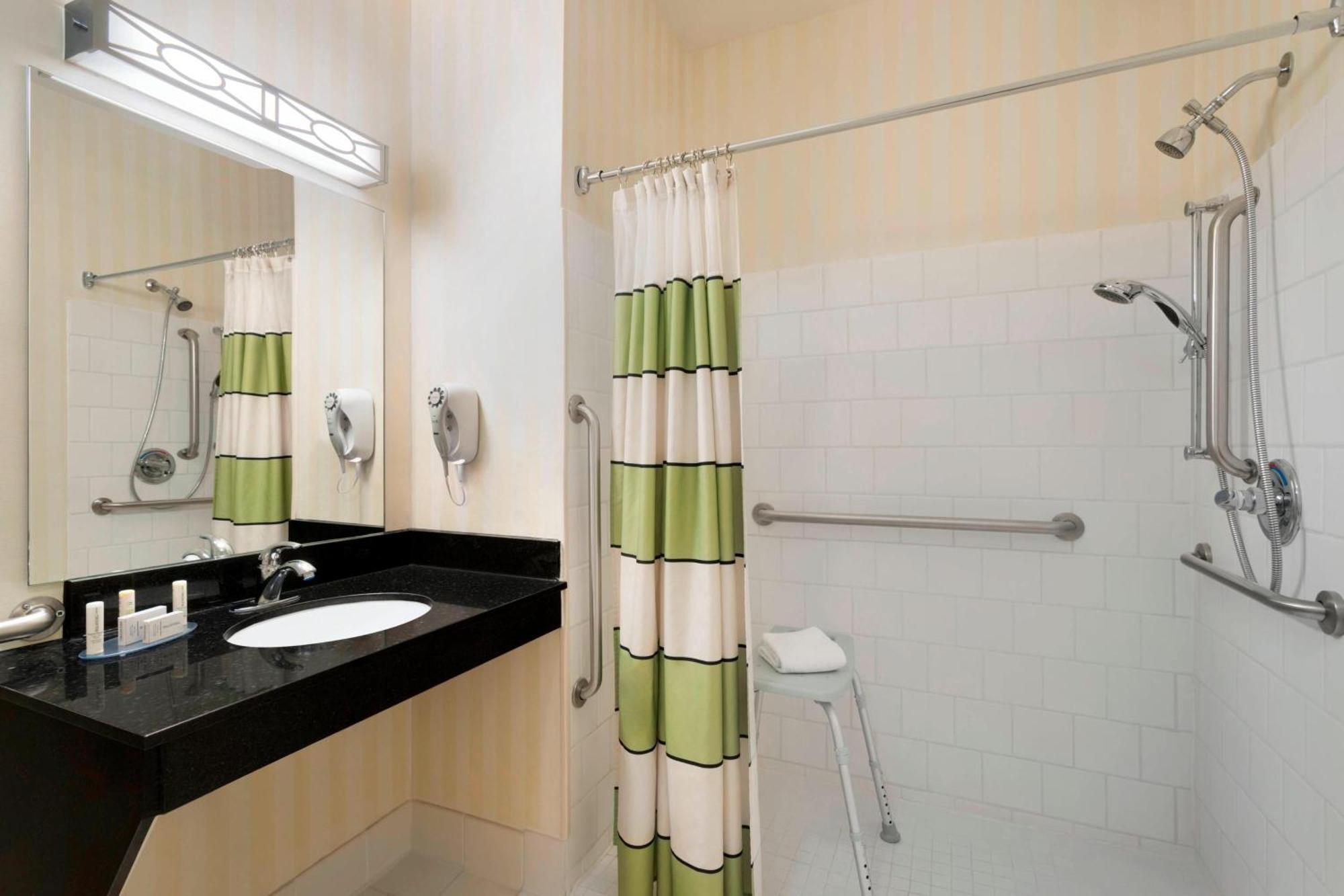 Fairfield Inn & Suites By Marriott Champaign Bagian luar foto