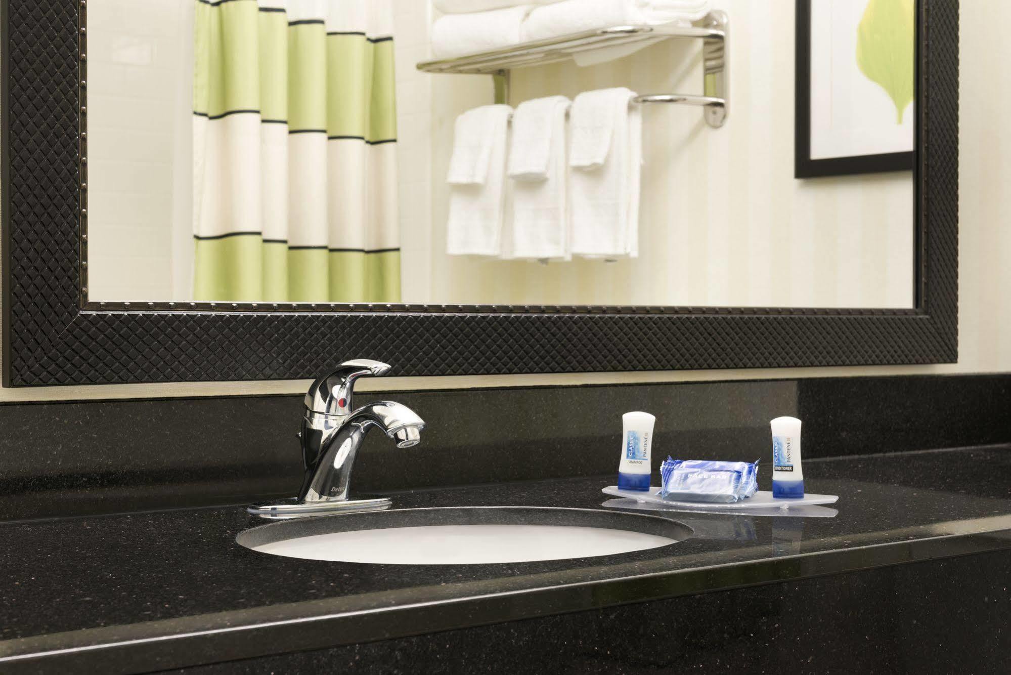 Fairfield Inn & Suites By Marriott Champaign Bagian luar foto